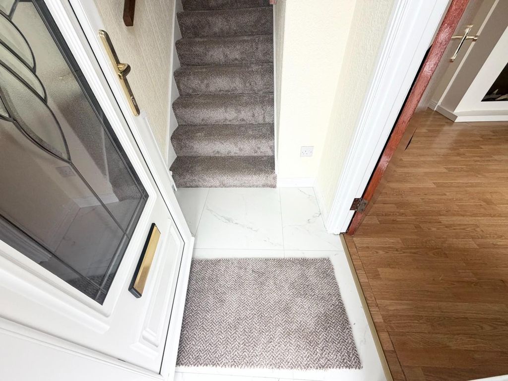 Property photo 3 of 14 Hallway