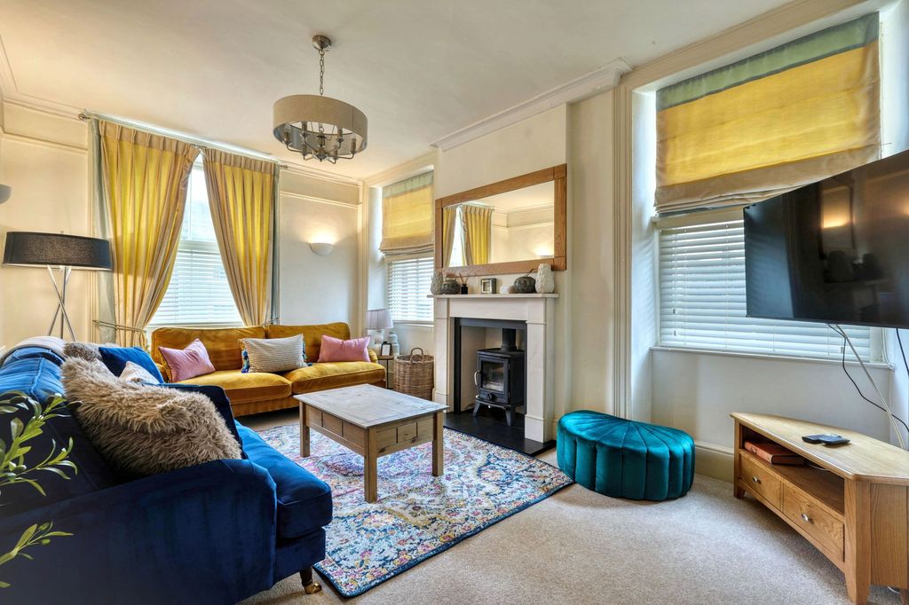 Property photo 2 of 32