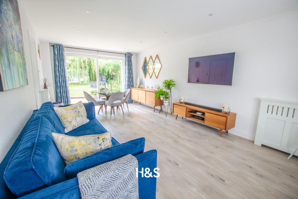 Property photo 2 of 15 134 Starbold - Lounge.Jpg