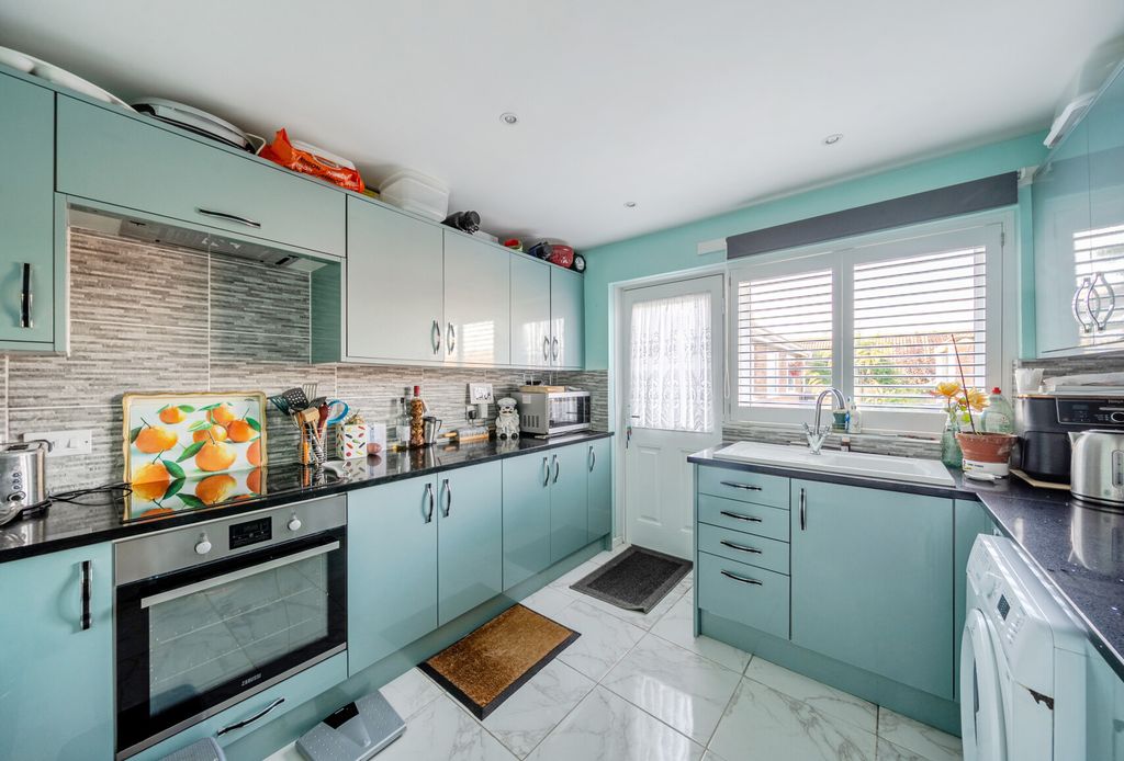 Property photo 2 of 14 1355959-13-68cd1E...