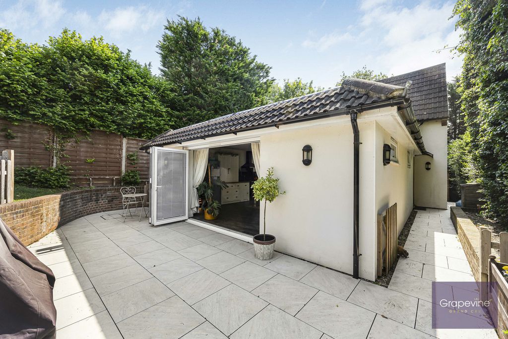 Property photo 2 of 32