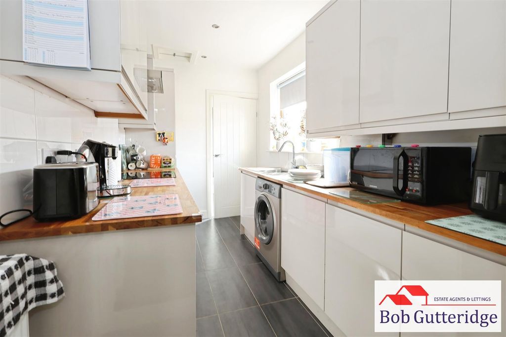 Property photo 2 of 21 Luxury Fitted Kitchen
