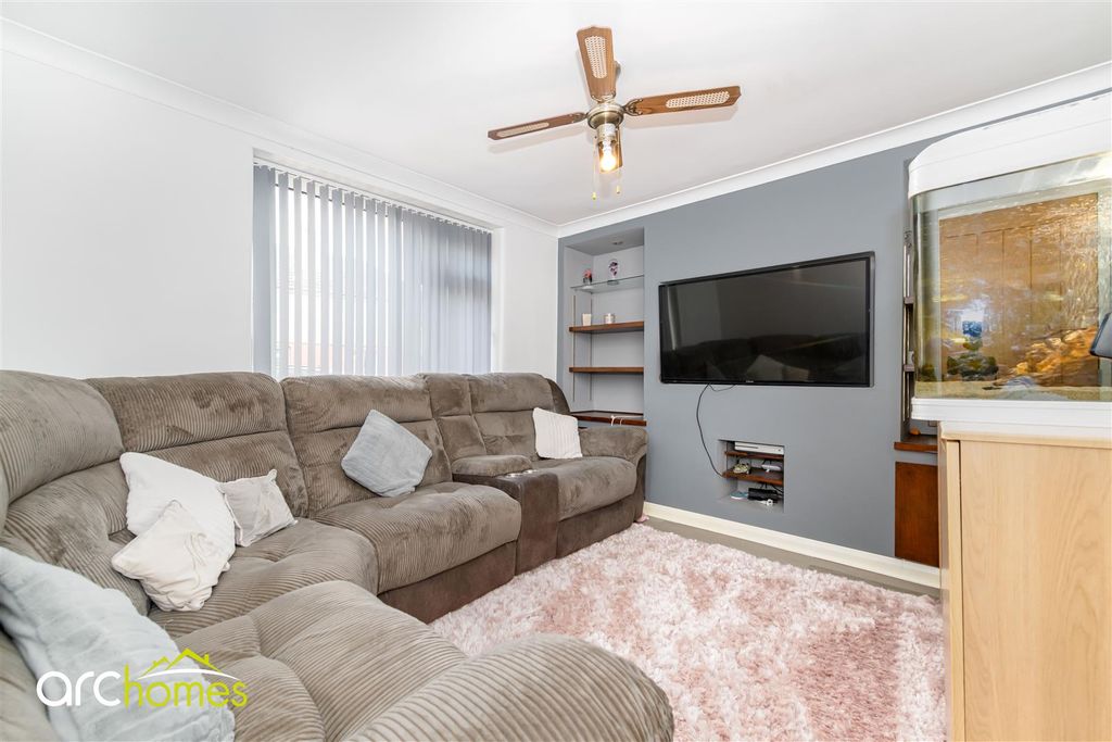 Property photo 3 of 32 Rutland-16.Jpg