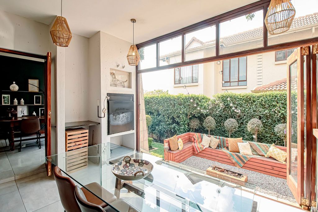 Property photo 2 of 39 Cn1736698