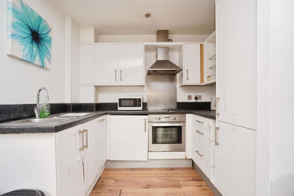 Property photo 3 of 17 Kitchen