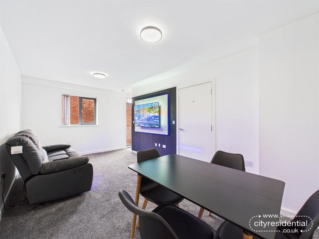 Property photo 3 of 16 Living/Dining