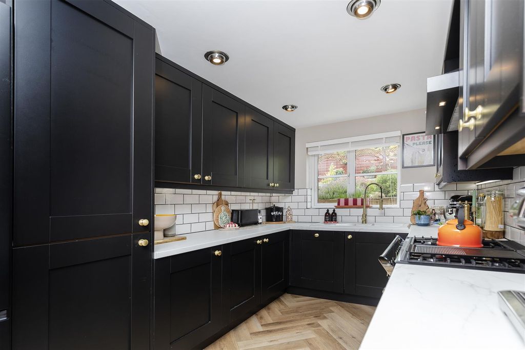 Property photo 2 of 25 Dining Kitchen