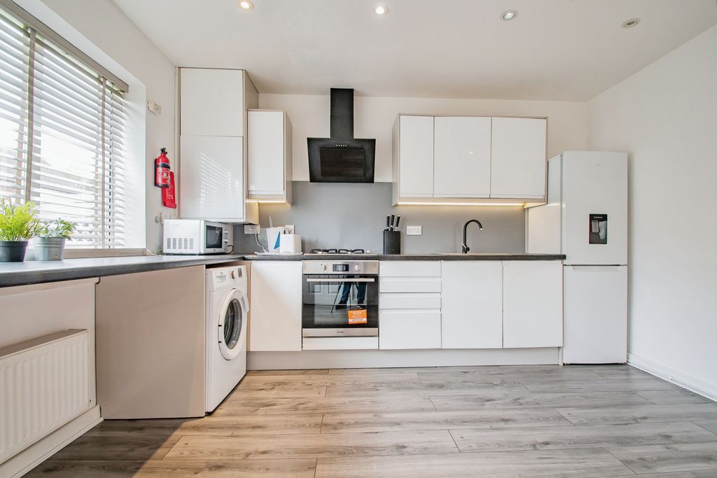 Property photo 3 of 15 Kitchen/Dining