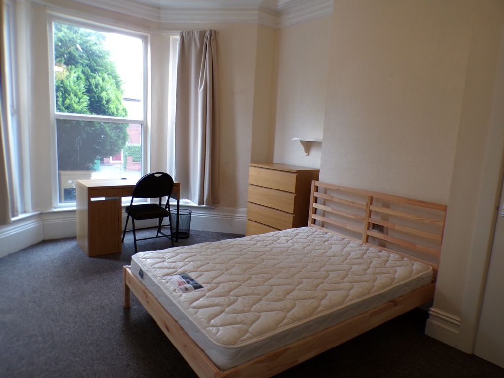Property photo 3 of 9 A Spacious And Bright Double Bedroom Featuring Lar...