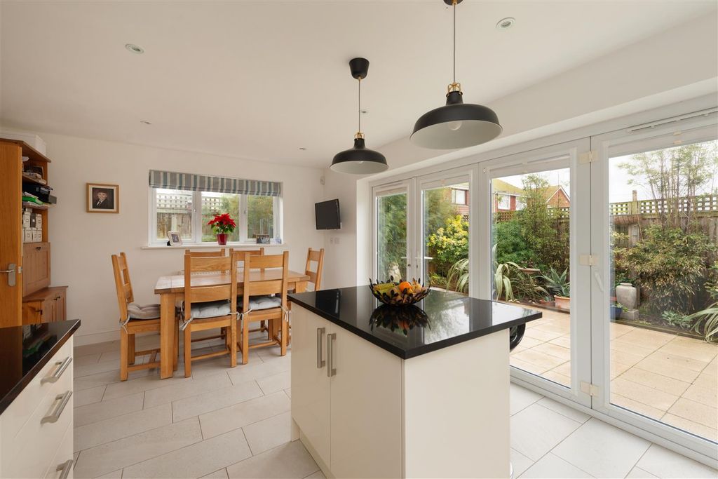 Property photo 2 of 16 Foxdene Road, Seasalter, Whitstable