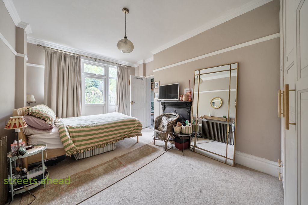 Property photo 3 of 19 8Aca7B18-8448-4E1...