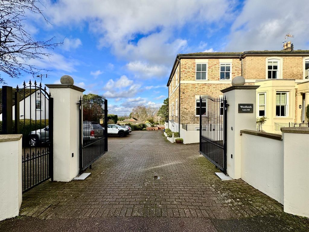 Property photo 3 of 10 Driveway