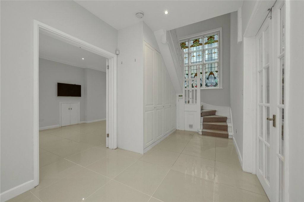 Property photo 2 of 16 Entrance Hall