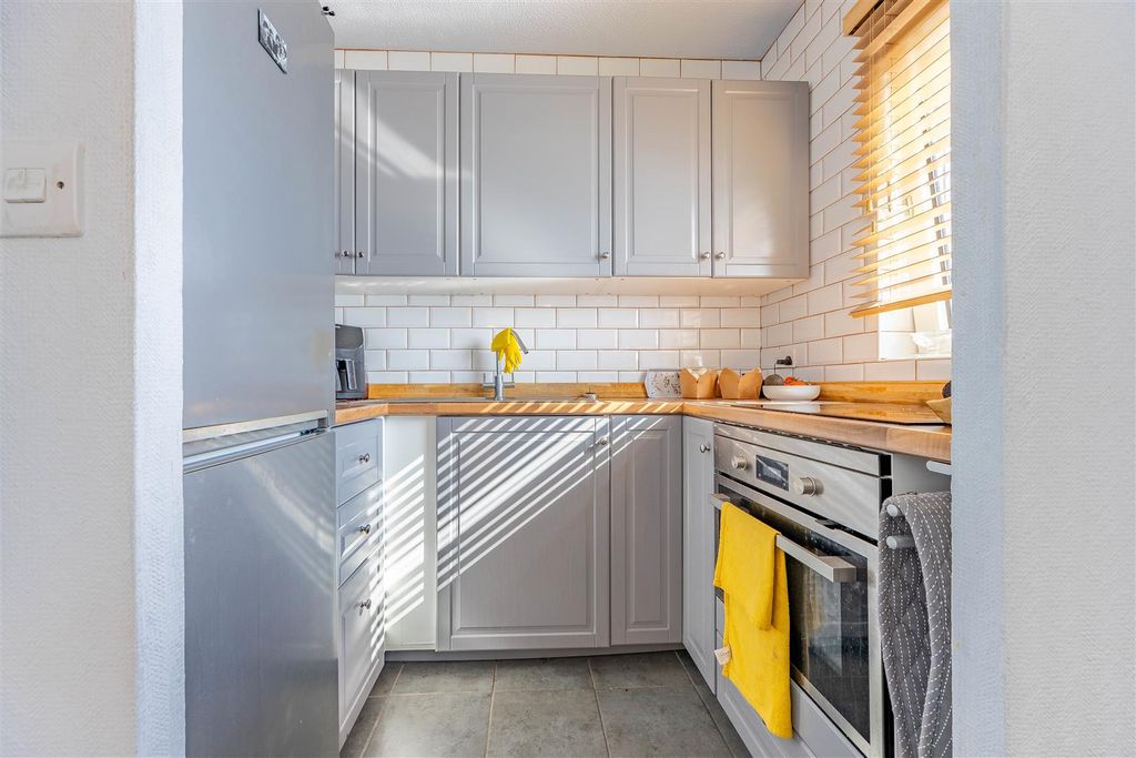 Property photo 2 of 18 Kitchen