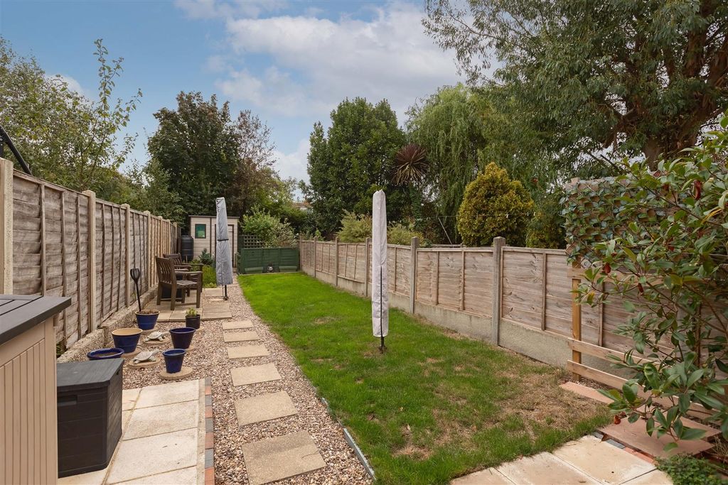 Property photo 2 of 12 Ardingly Drive_15.Jpg