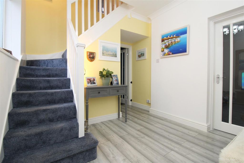 Property photo 2 of 25 Entrance Hallway