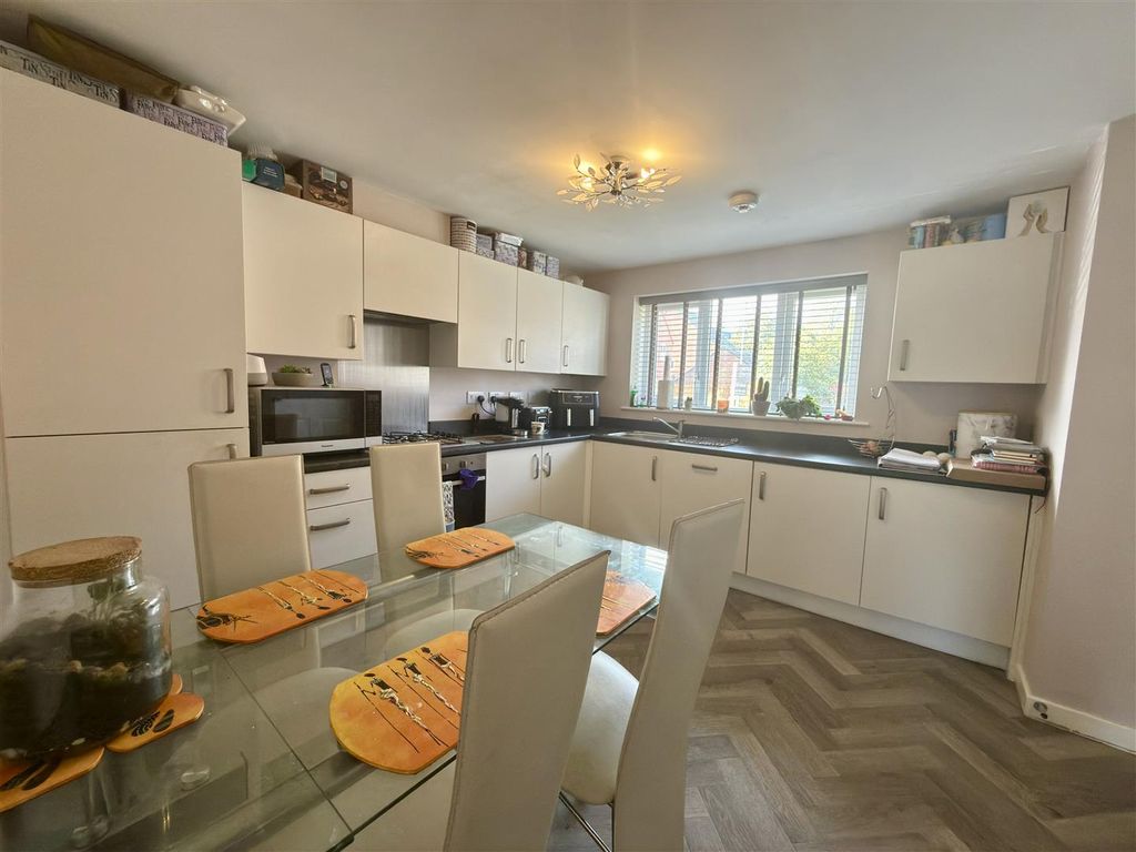 Property photo 3 of 11 Kitchen