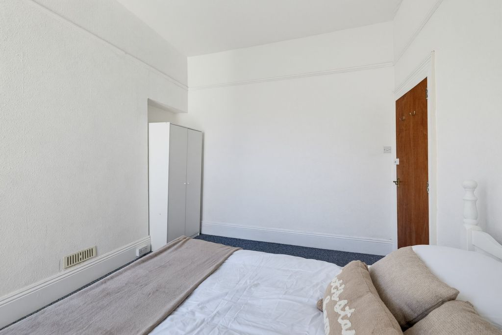 Property photo 3 of 7 0032