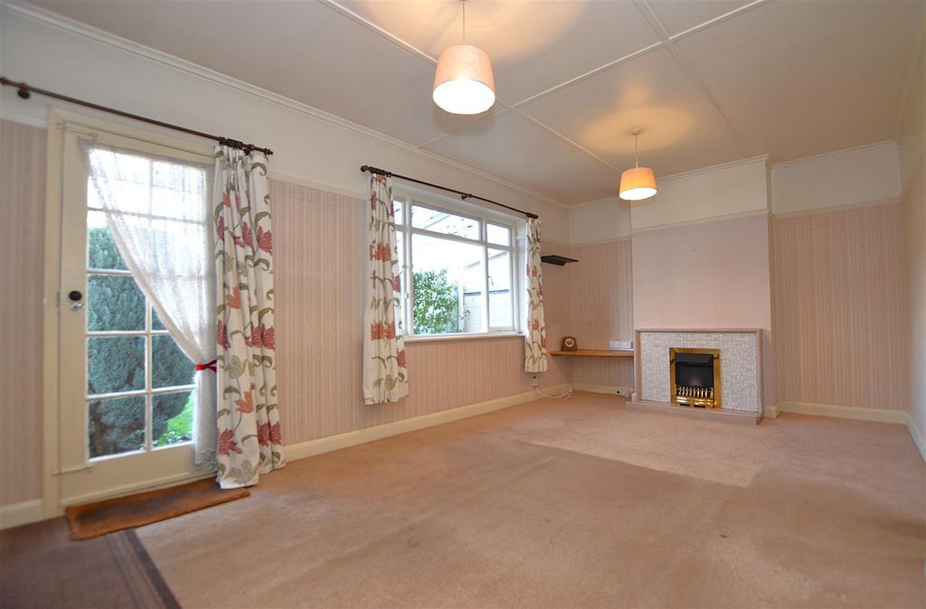 Property photo 2 of 8 26 Villiers Avenue Living Room.Jpg