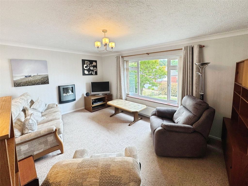 Property photo 2 of 16 Lounge