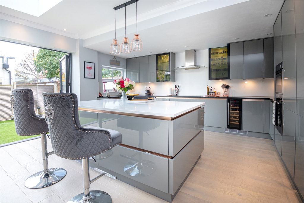 Property photo 2 of 23 Picture No. 30