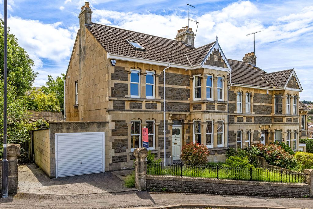 Property photo 1 of 17 Frontage