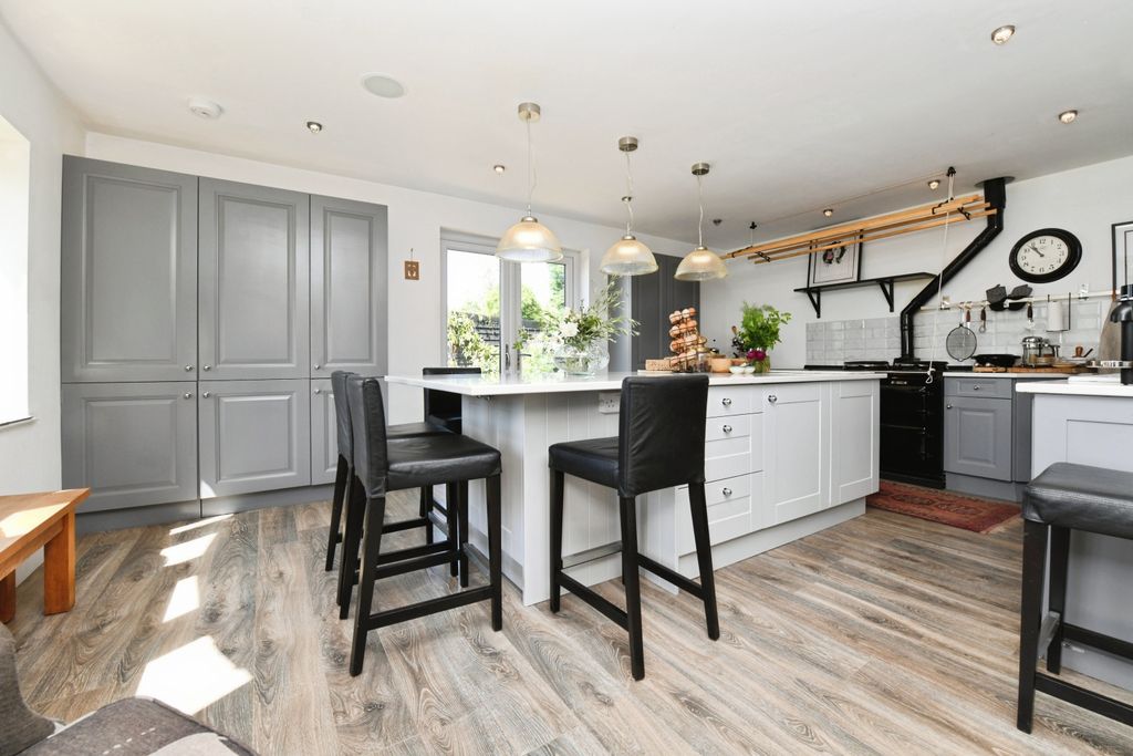 Property photo 3 of 19 Kitchen