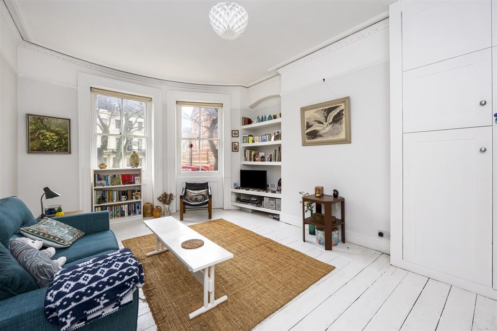 Property photo 2 of 22 Living Room