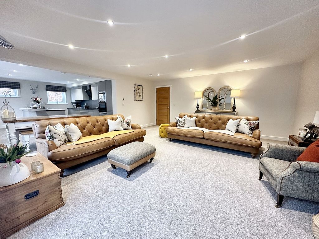 Property photo 1 of 16 Lounge