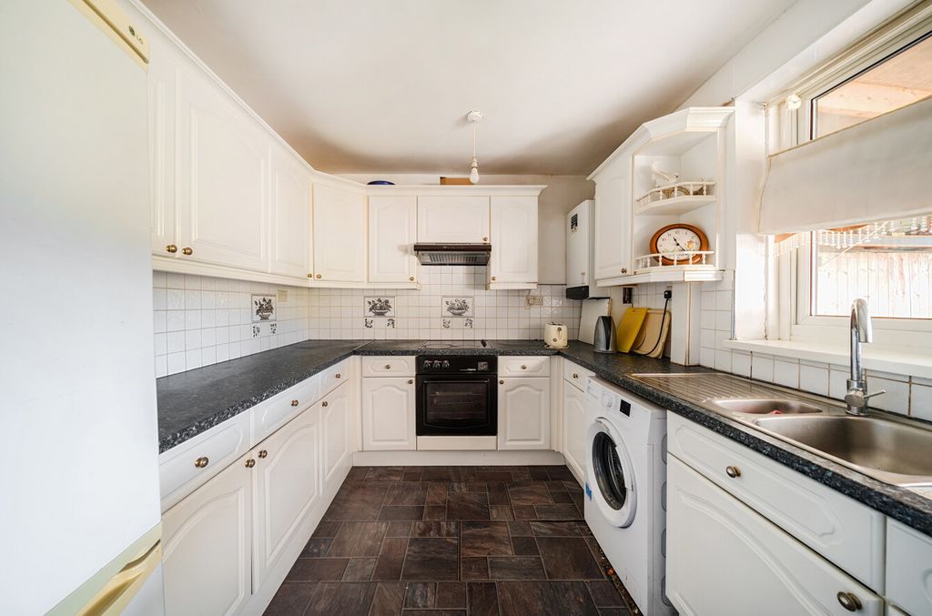 Property photo 2 of 14 1384093-14-692593...