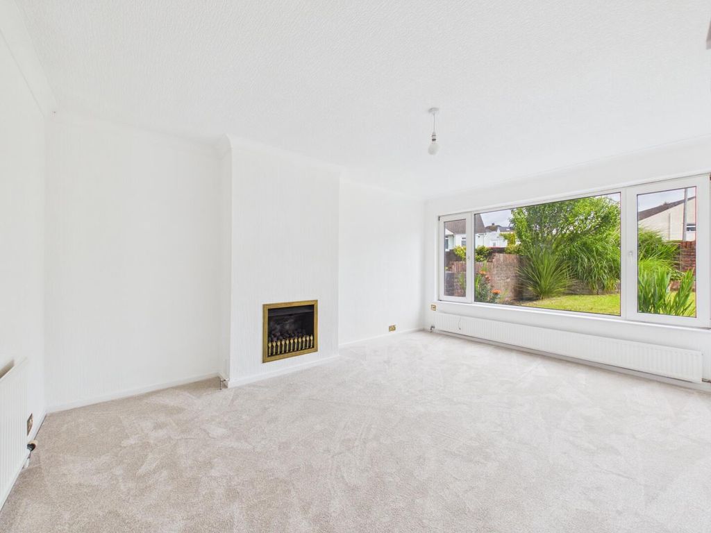 Property photo 3 of 17 Living Room
