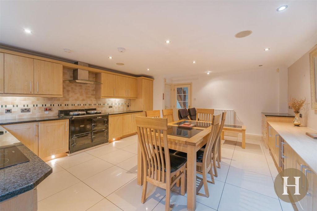 Property photo 2 of 40