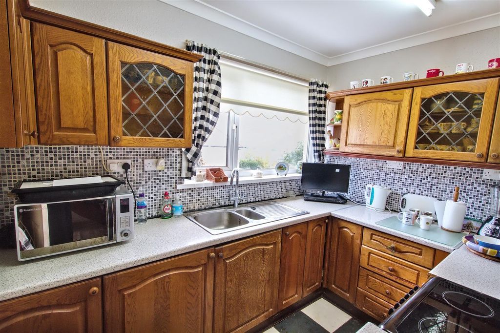 Property photo 3 of 40 Kitchen