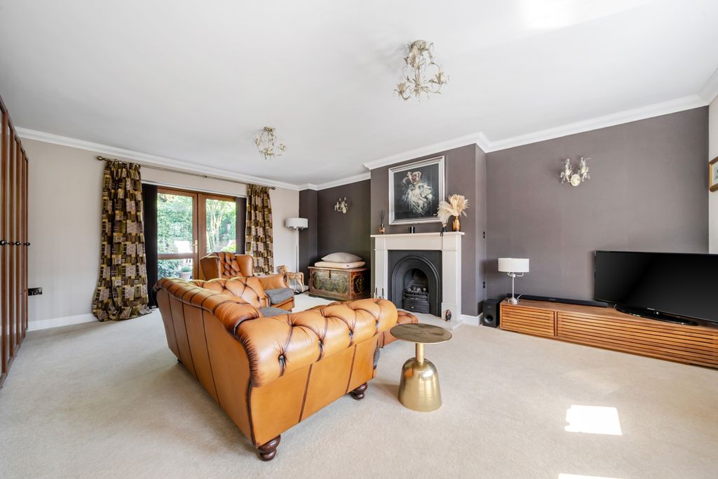 Property photo 3 of 27 D - Living Room