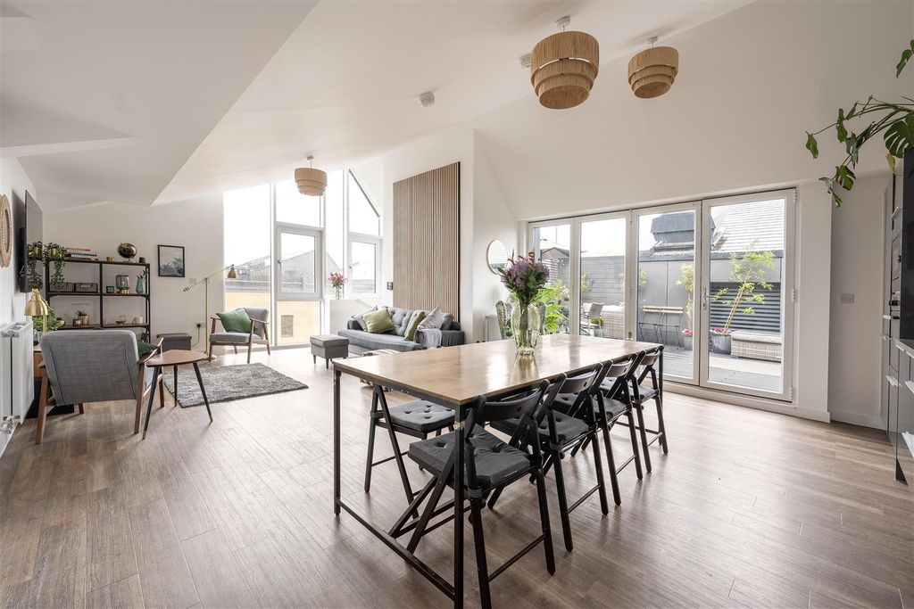 Property photo 2 of 42 Collendale Road, E17
