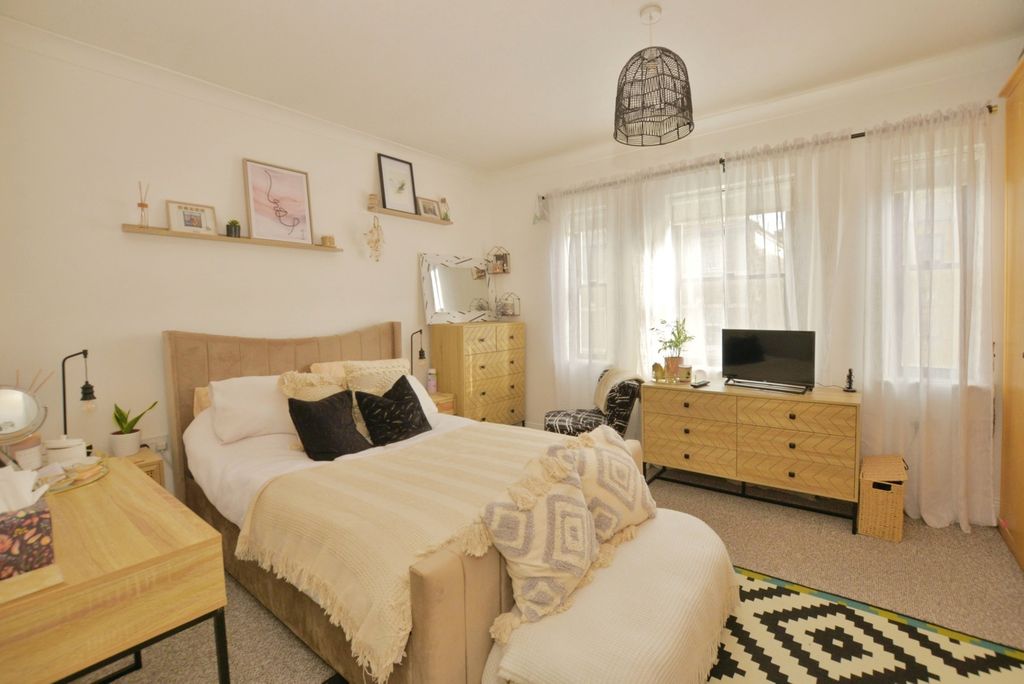 Property photo 3 of 17 Bedroom