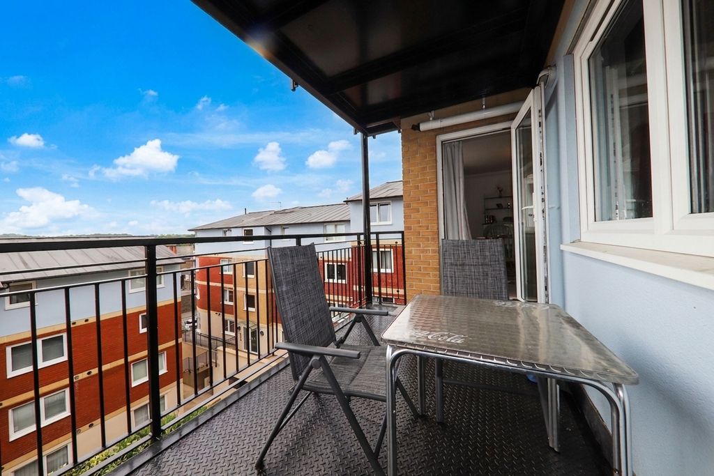 Property photo 2 of 11 01.06.26 - Balcony (EE)