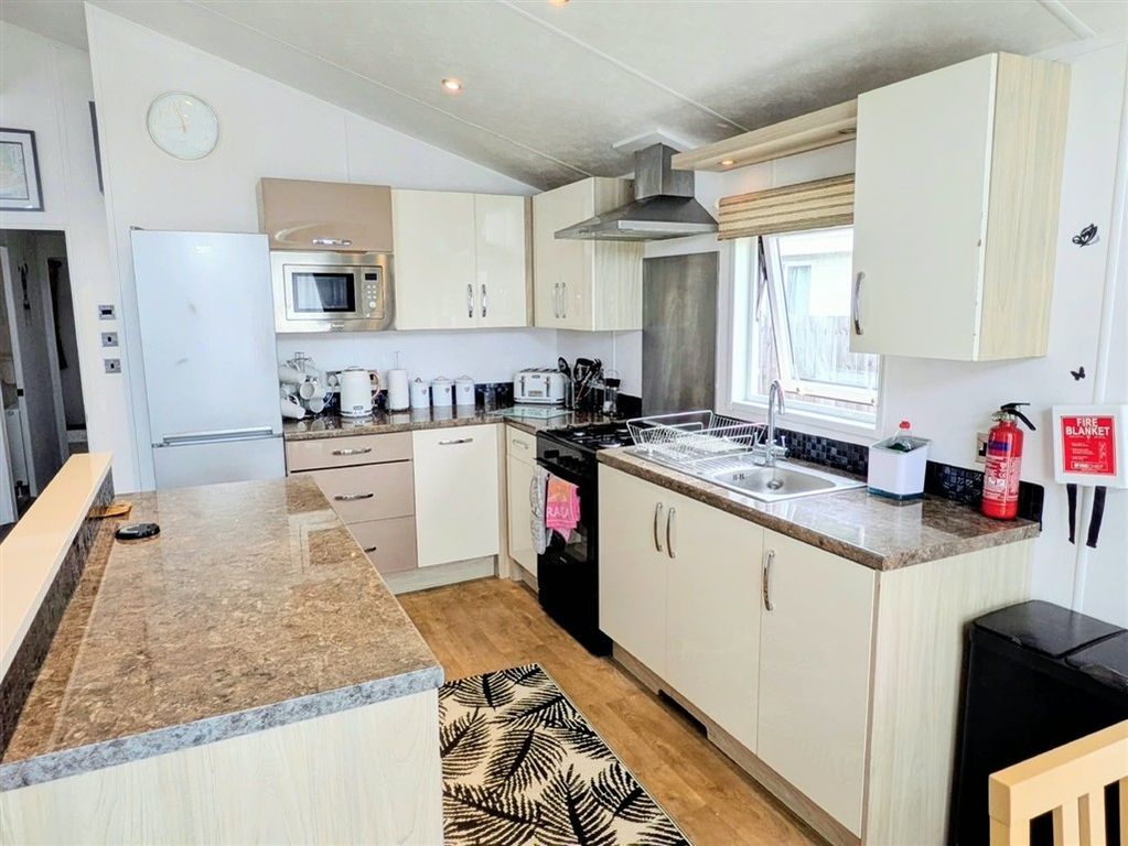 Property photo 2 of 10 Kitchen