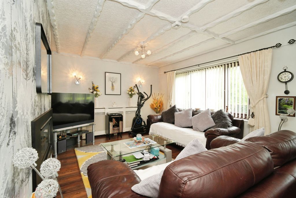 Property photo 3 of 15 Lounge