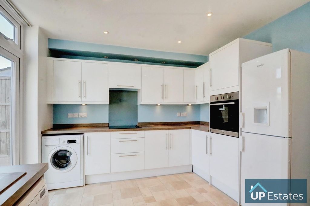 Property photo 3 of 12 Kitchen