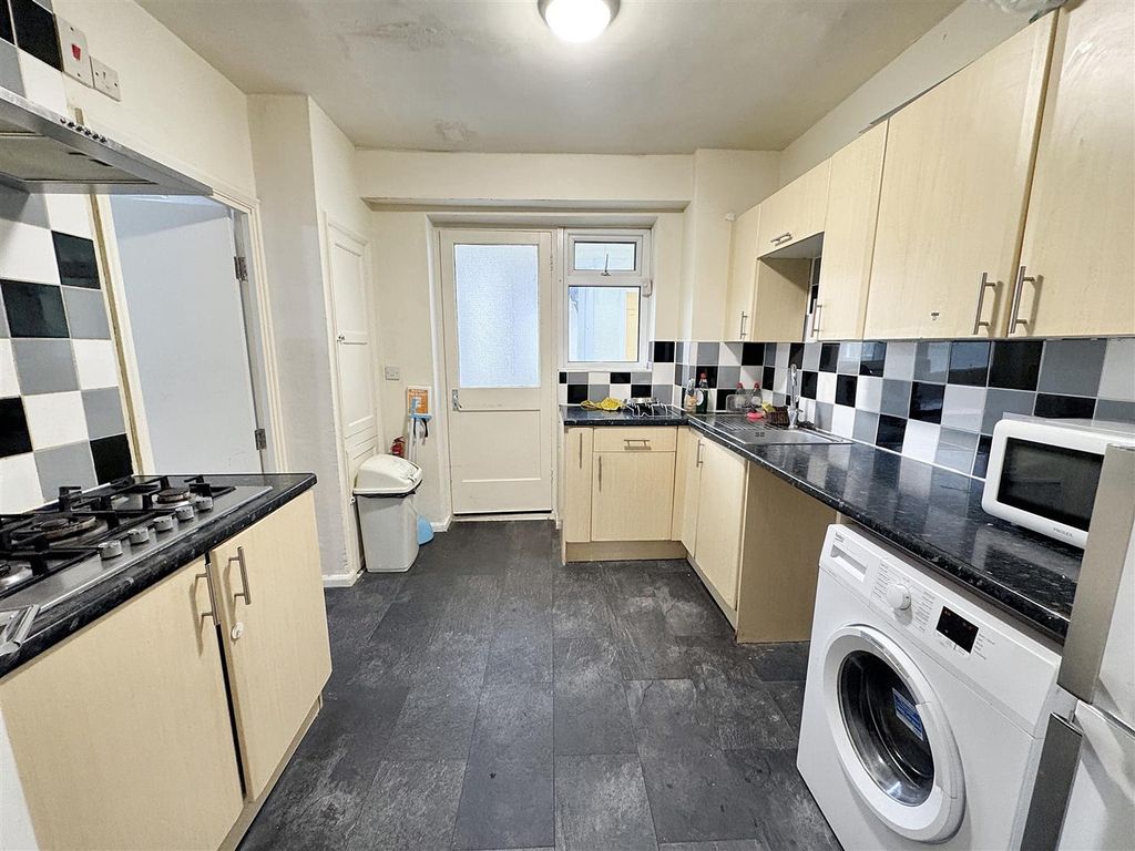 Property photo 3 of 11 Kitchen