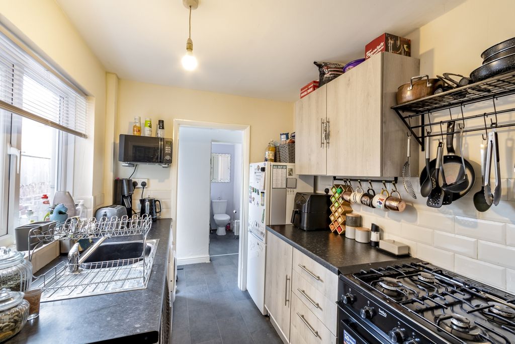 Property photo 2 of 13 Ewemove Estate Agents Scunthorpe - Kitchen