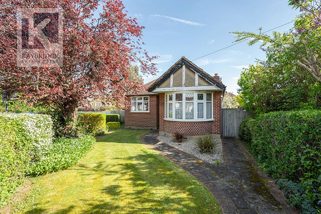 Property photo 1 of 12 Newbury Gardens, Kt19 0Pd