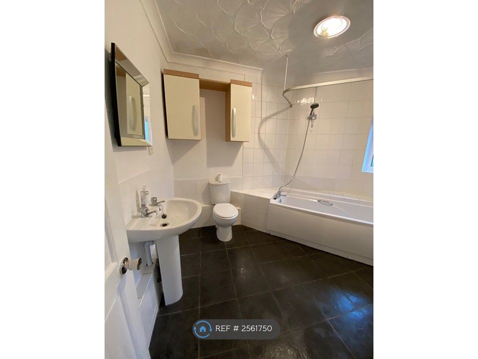 Property photo 3 of 17 Bathroom