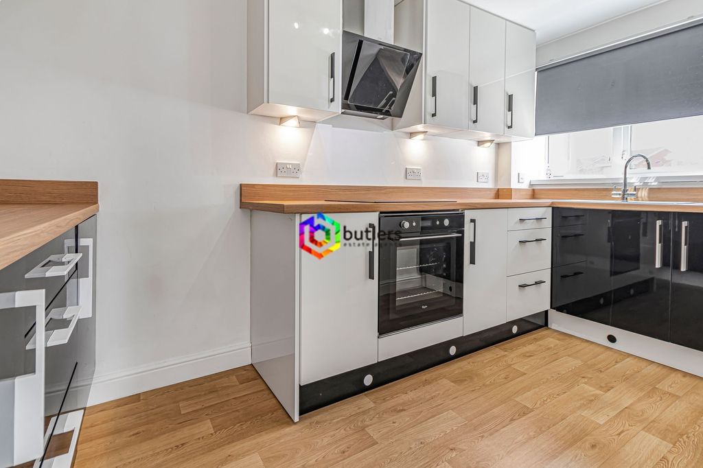Property photo 2 of 10 Kitchen