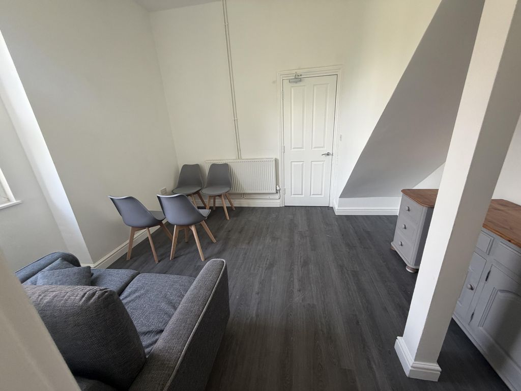 Property photo 3 of 10 Loung