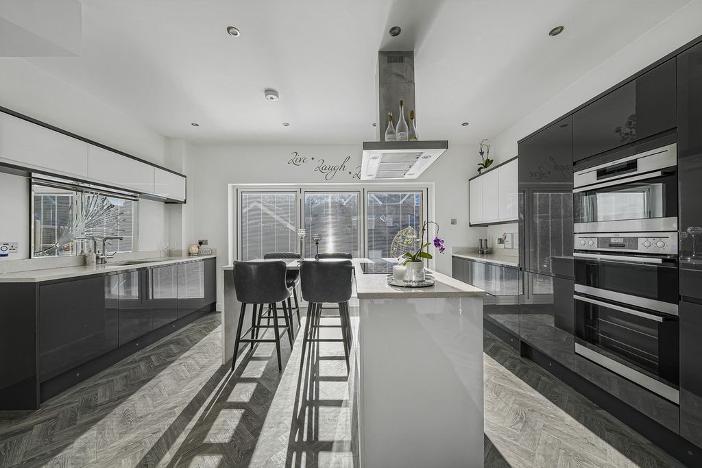 Property photo 2 of 28