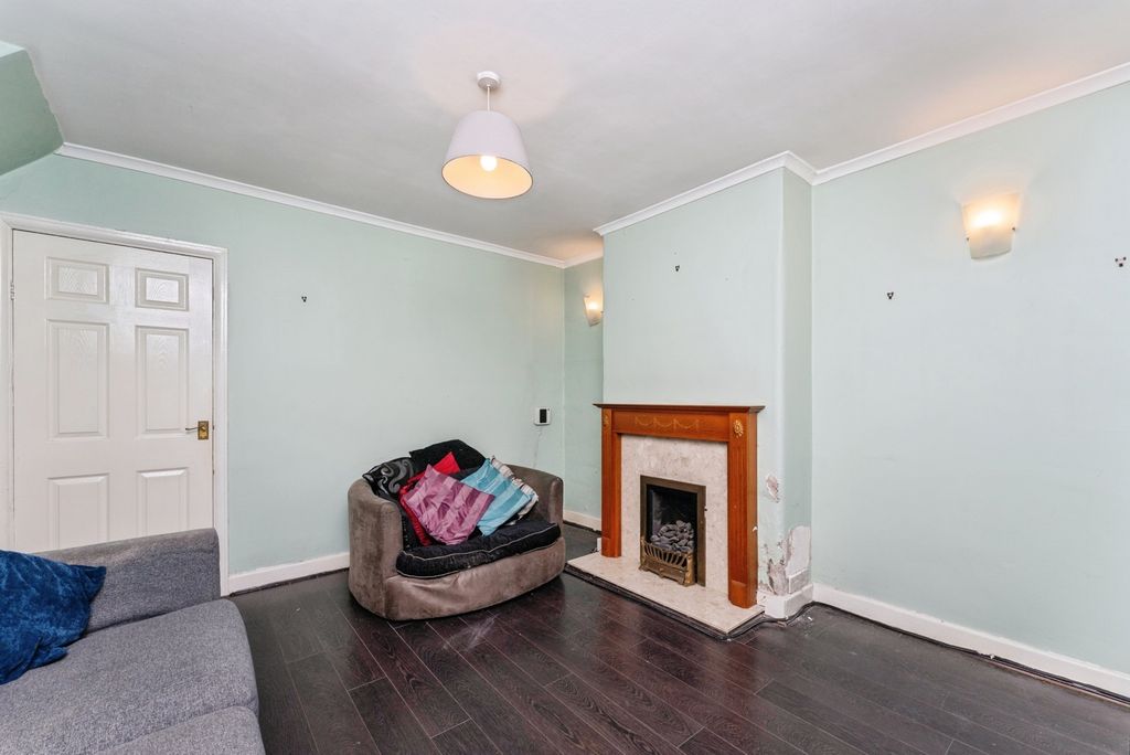 Property photo 3 of 20 Lounge