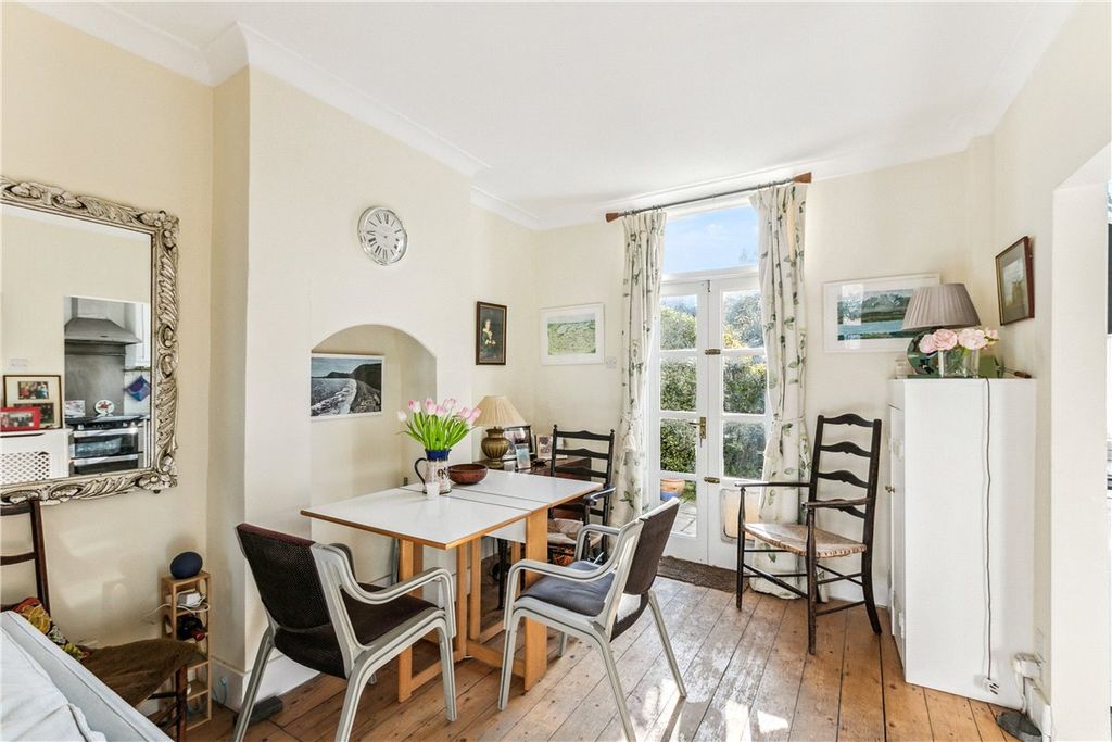 Property photo 2 of 11 Picture No. 12