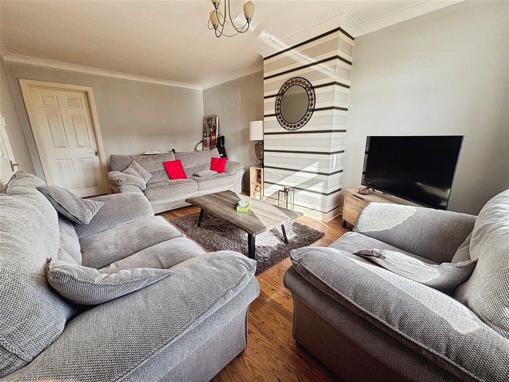 Property photo 3 of 8 Lounge